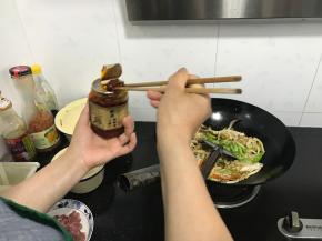 加入一筷子秘制辣椒酱