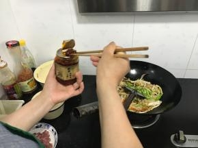 加入一筷子秘制辣椒酱