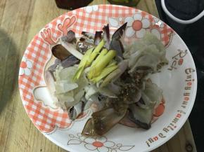 梭子蟹去壳，对半切开，剥掉心脏和腮，去掉蟹壳中的黑膜，切成小块