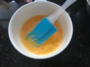 鸡蛋打散，留一份蛋液刷桃酥表面。