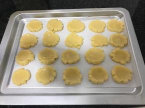 用勺子压扁，刷一层蛋液，撒上黑芝麻。