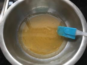 打蛋盆中加入油、鸡蛋液、糖粉混合均匀。