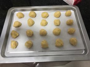 分成等量的小剂子，揉成球。