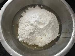 加入小苏打、泡打粉、盐，混合均匀。