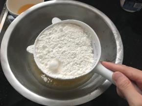 筛入面粉。