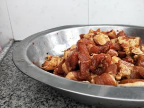 猪肉洗净，加入生抽、老抽、盐、辣椒干搅拌均匀，前一天准备好放冰箱腌制一个晚上。