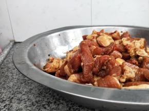 猪肉洗净，加入生抽、老抽、盐、辣椒干搅拌均匀，前一天准备好放冰箱腌制一个晚上。