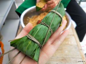一定要捏紧了，煮熟的粽子才好吃哦。