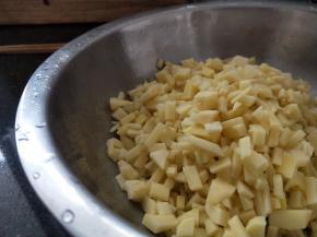 土豆洗干净，切丁，沥干水分。