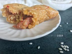 高压锅内加冷水，大火煮20分钟转小火再煮5分钟，让粽子在高压锅里闷一会，千万不要着急开锅盖哦，粽子闷的久才好吃。