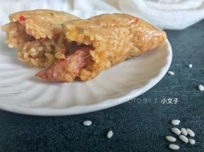 高压锅内加冷水，大火煮20分钟转小火再煮5分钟，让粽子在高压锅里闷一会，千万不要着急开锅盖哦，粽子闷的久才好吃。