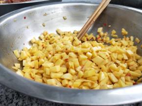 加入生抽、老抽、盐（少许）、腌制一会。