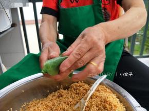 把余出的叶片顺着三角形往上折。