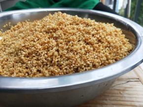 糯米洗净，沥干水分，加入油、生抽、老抽、盐、搅拌均匀。（喜欢辣的可以加入干辣椒）