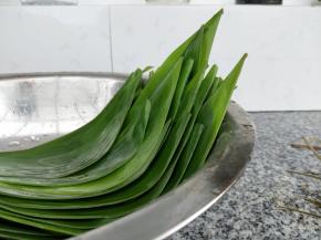 将粽叶放在清水中浸泡，用刷子刷洗干净。
