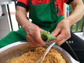 用手捏紧，然后用绳子绑好。