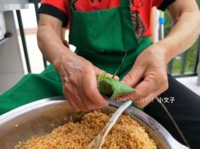 用手捏紧，然后用绳子绑好。