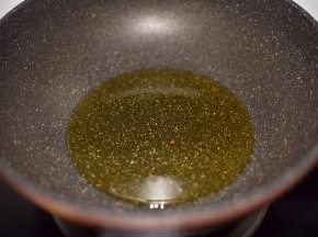 锅内放油，加温到五分热