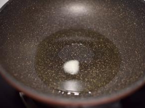 锅里留底油，加适量盐