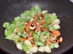 最后放入腰果颠锅，即可完成。