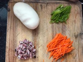 将胡萝卜，辣椒切成丝，香肠切成丁