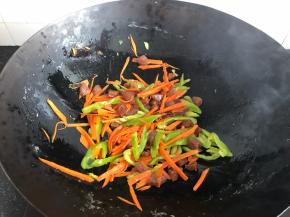 锅中放适量的油，倒入切好的材料，加入少许盐翻炒到活萝卜熟了