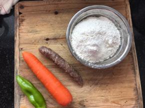 准备面粉、辣椒、台湾烤肠、胡萝卜（台湾烤肠是自制的，可以用普通香肠代替）