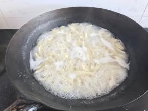 所有的面疙瘩剪好后，开大火煮，等面疙瘩都浮起来了说明已经煮好了