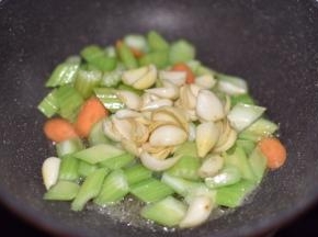 稍稍变色后加入百合翻炒。
