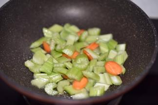 倒入西芹和胡萝卜翻炒。