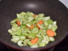 倒入西芹和胡萝卜翻炒。