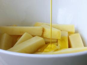 倒入一点橄榄油，搅拌均匀，实际用油量非常少