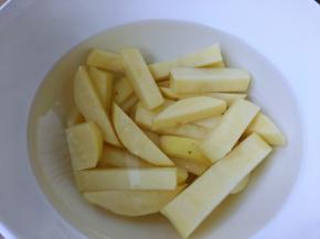 过一遍冷水，去掉表层的淀粉