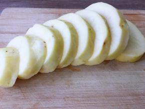 土豆去皮，先切成约1.5厘米的厚片