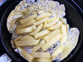 空气炸锅铺一层锡纸，均匀地码放好薯条，温度设定200度，时间15分钟，中间翻动一次，上色均匀