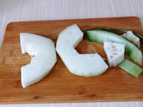 冬瓜去皮，去瓤。