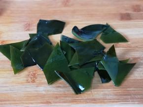 盐渍海带将盐洗干净，再冷水反复泡，泡好切菱形块。