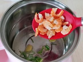 再加入泡好的虾干翻炒。