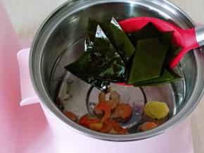 加入切好的海带。