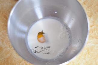 将鸡蛋打入厨师机内胆中，加入糖和盐，倒入牛奶。