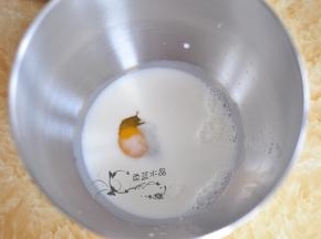 将鸡蛋打入厨师机内胆中，加入糖和盐，倒入牛奶。