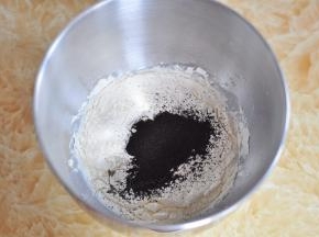 加入金龙鱼面包用小麦粉，最上面放干酵母和伯爵红茶。