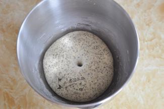 再用厨师机三档，揉至面团柔软不粘手，滚圆后发酵40分钟，手指按下不回缩。