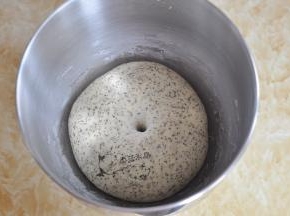 再用厨师机三档，揉至面团柔软不粘手，滚圆后发酵40分钟，手指按下不回缩。