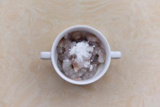 加入干淀粉和少许盐、白胡椒粉，用手抓匀后腌制10分钟。