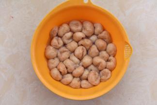 面筋用沸水冲泡两次。