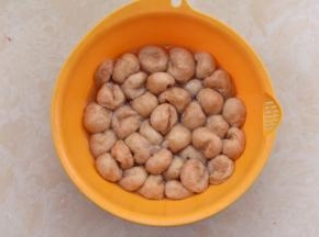 面筋用沸水冲泡两次。