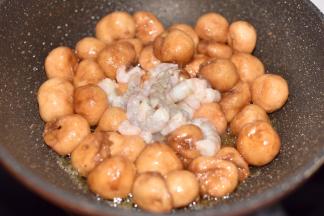 加入虾仁，略加翻炒后倒入半碗高汤（可以换成清水）。