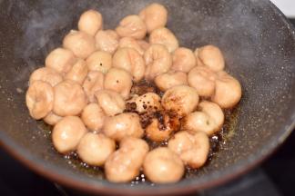 加入盐、生抽、红糖继续翻炒片刻。