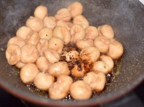 加入盐、生抽、红糖继续翻炒片刻。